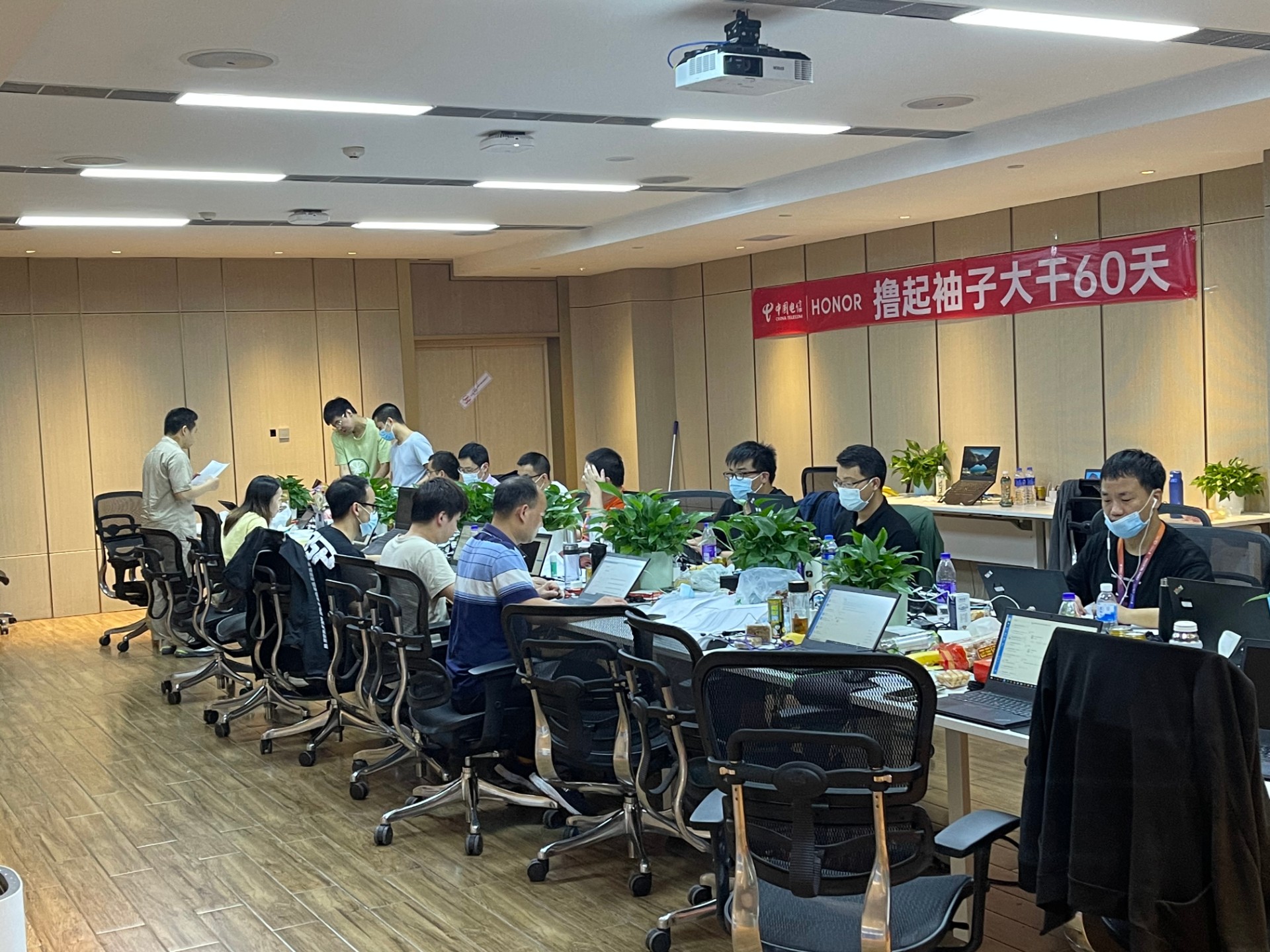 1632901546633306.jpg 亿迅突击队员们勠力攻坚.jpg