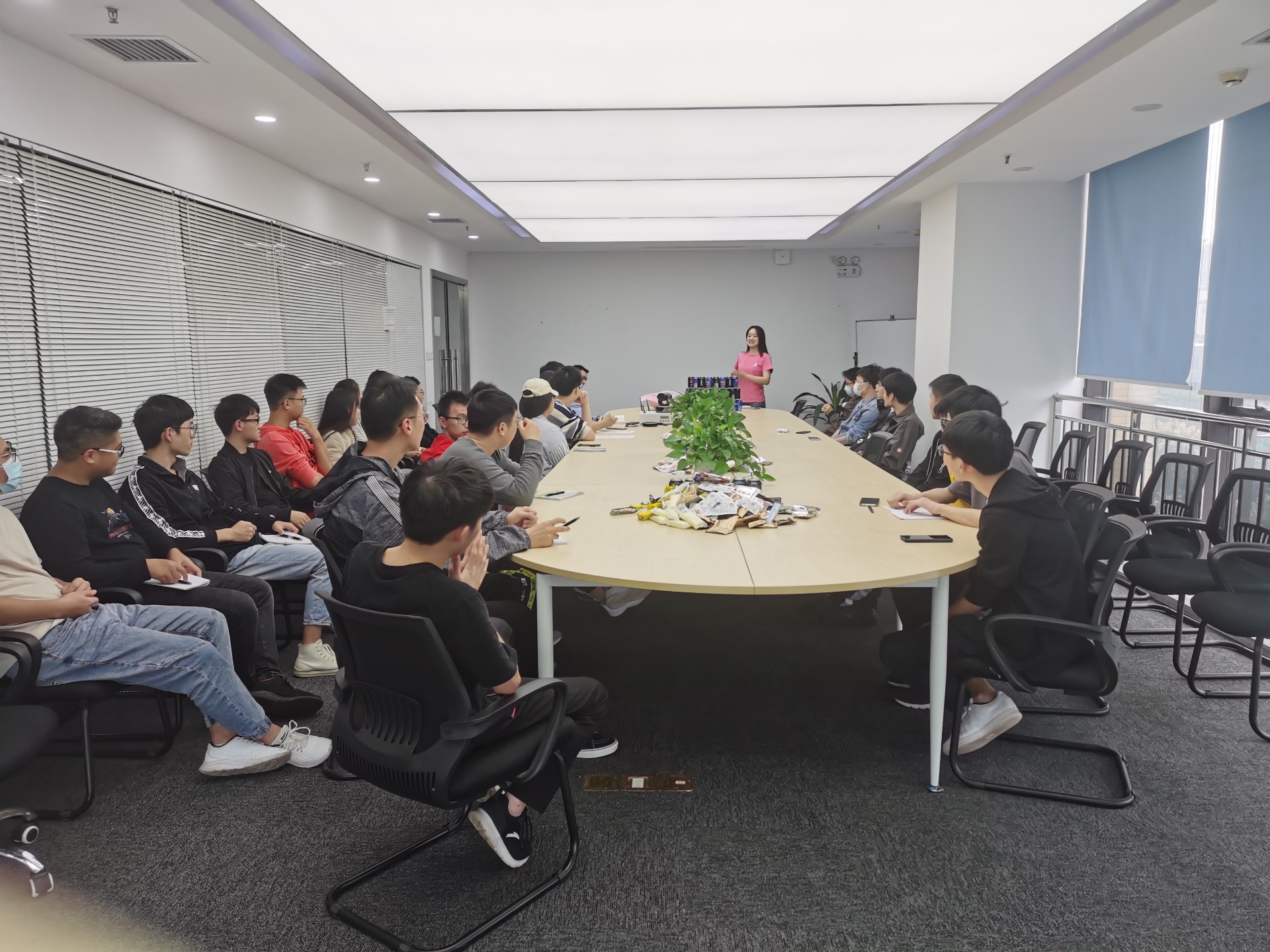 新老员工交流分享工作经验.jpg