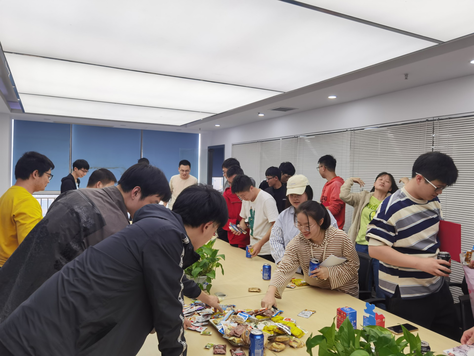 座谈会现场氛围热烈.jpg